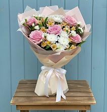 Букет цветов из:  Гвоздики, Орхидеи и Розы #REPLACE_PRED# Нижне-Чирской