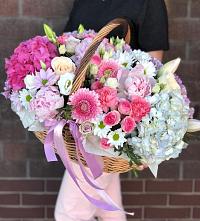 Композиция солнечный день в Нижне-Чирской Цветочная композиция из Розы, Хризантемы, Пионы и Лизиантусы в корзине в Нижне-Чирской
