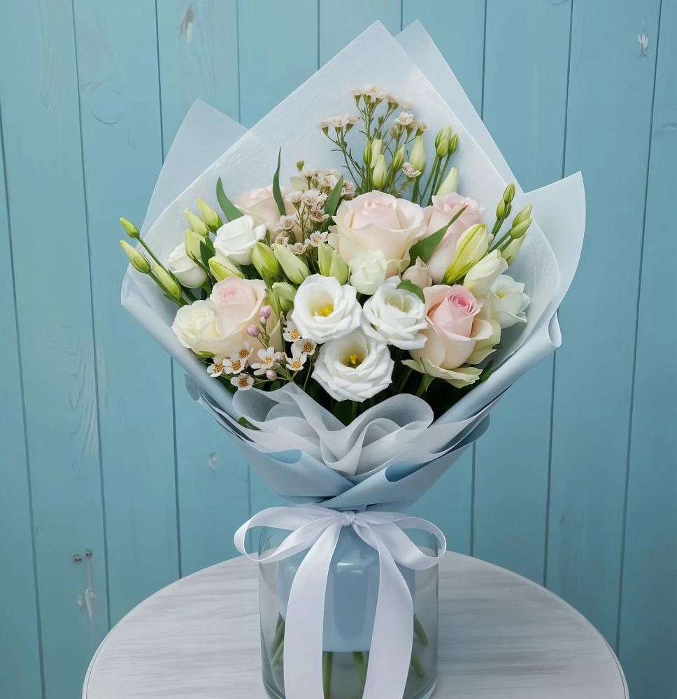 Букет цветов из: Розы и Лизиантусы в Нижне-Чирской