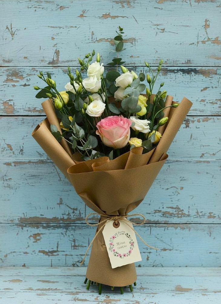 Букет цветов из: Розы и Лизиантусы в Нижне-Чирской