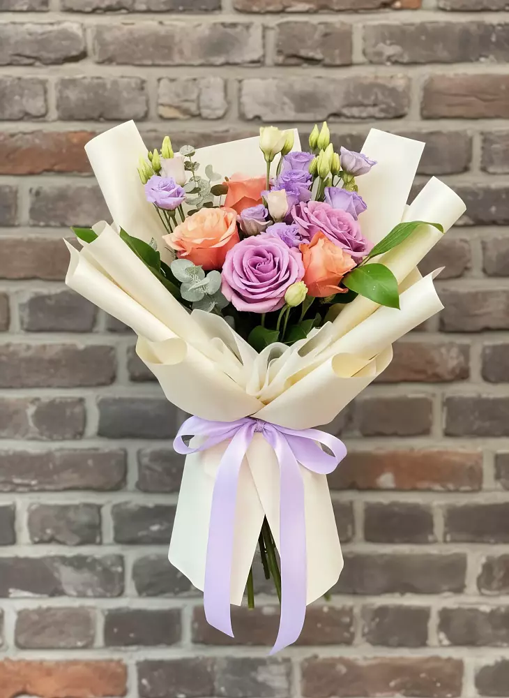 Букет цветов из: Лизиантусы и Розы в Нижне-Чирской