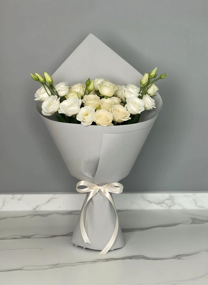 Букет цветов из: Розы и Лизиантусы в Нижне-Чирской