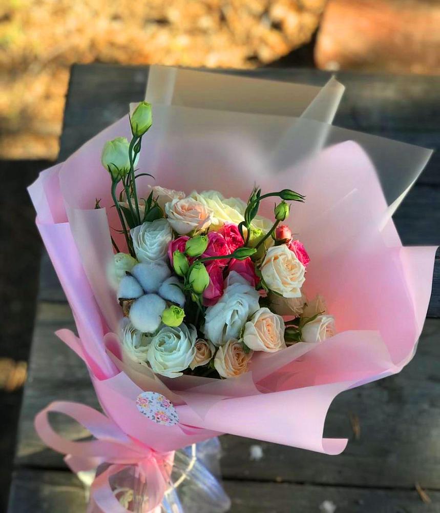 Букет цветов из: Розы и Лизиантусы в Нижне-Чирской