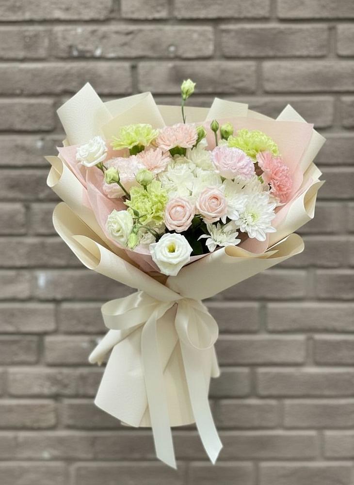 Букет цветов из: Гвоздики, Розы, Лизиантусы и Хризантемы в Нижне-Чирской