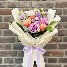 Букет цветов из:  Лизиантусы и Розы в Нижне-Чирской