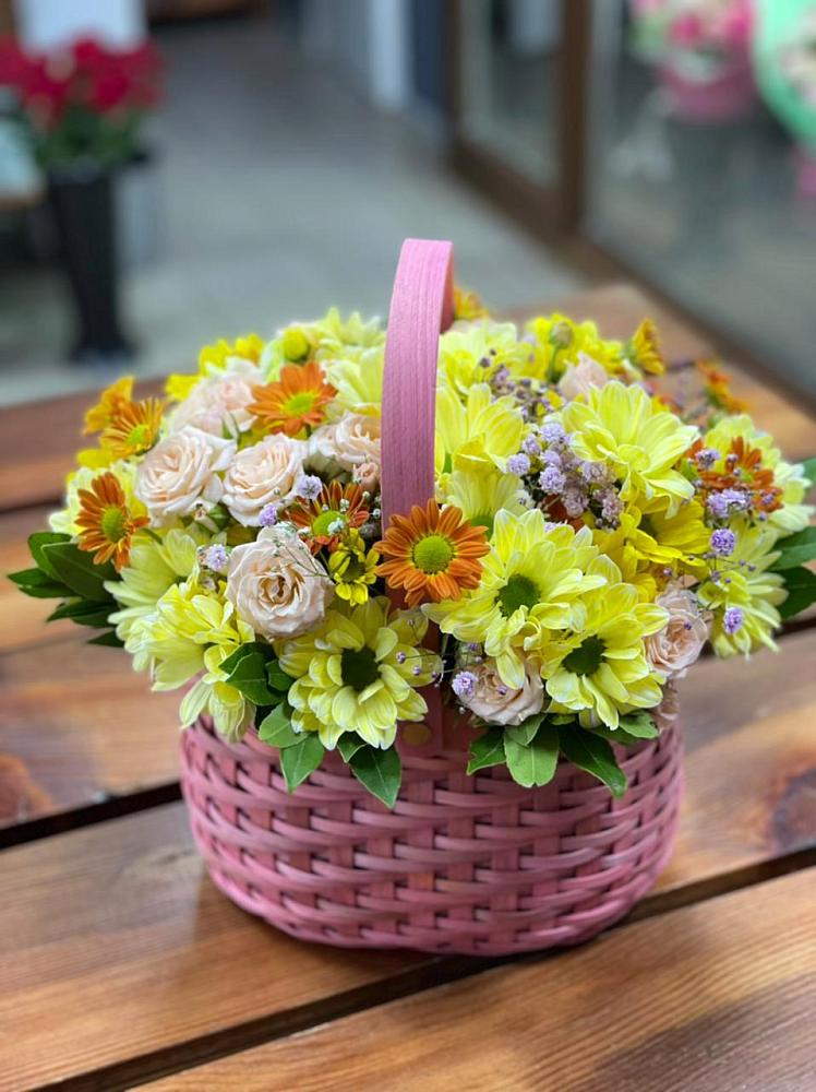 Цветочная композиция из Хризантемы и Розы в корзине в Нижне-Чирской