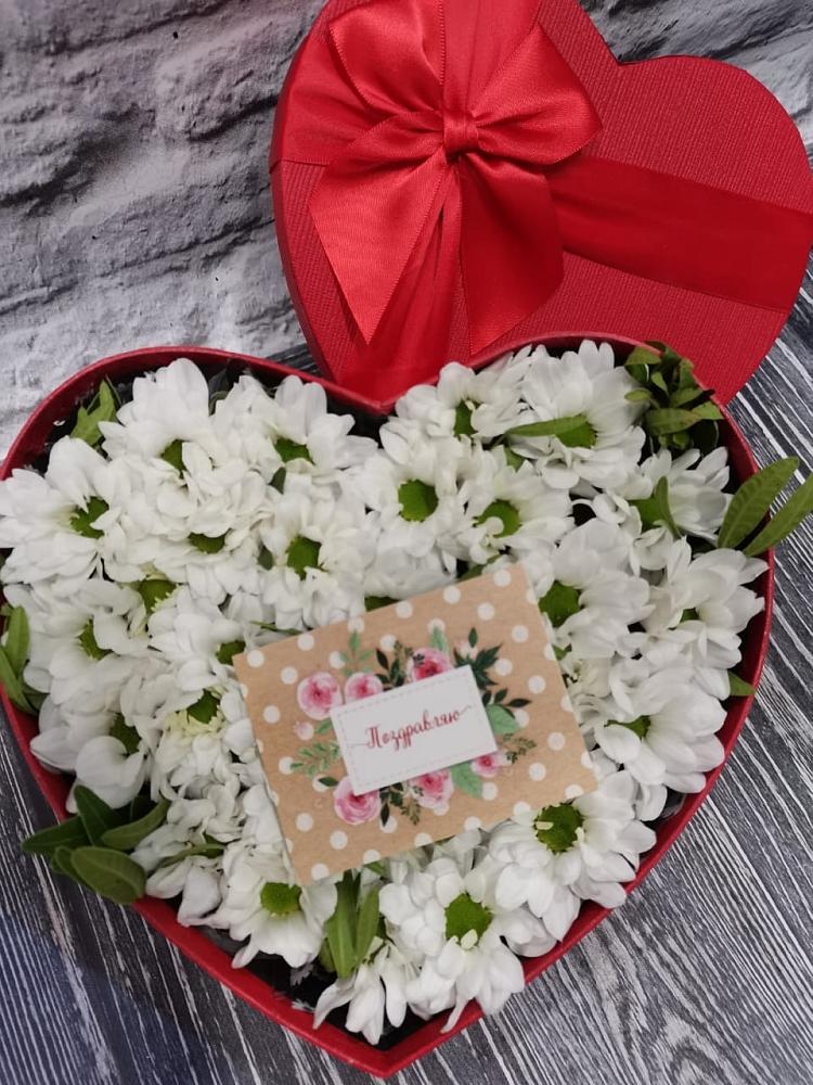 Цветочная композиция из Хризантемы в виде сердца в Нижне-Чирской