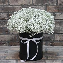 Цветочная композиция из Гипсофила в шляпной коробке в Нижне-Чирской