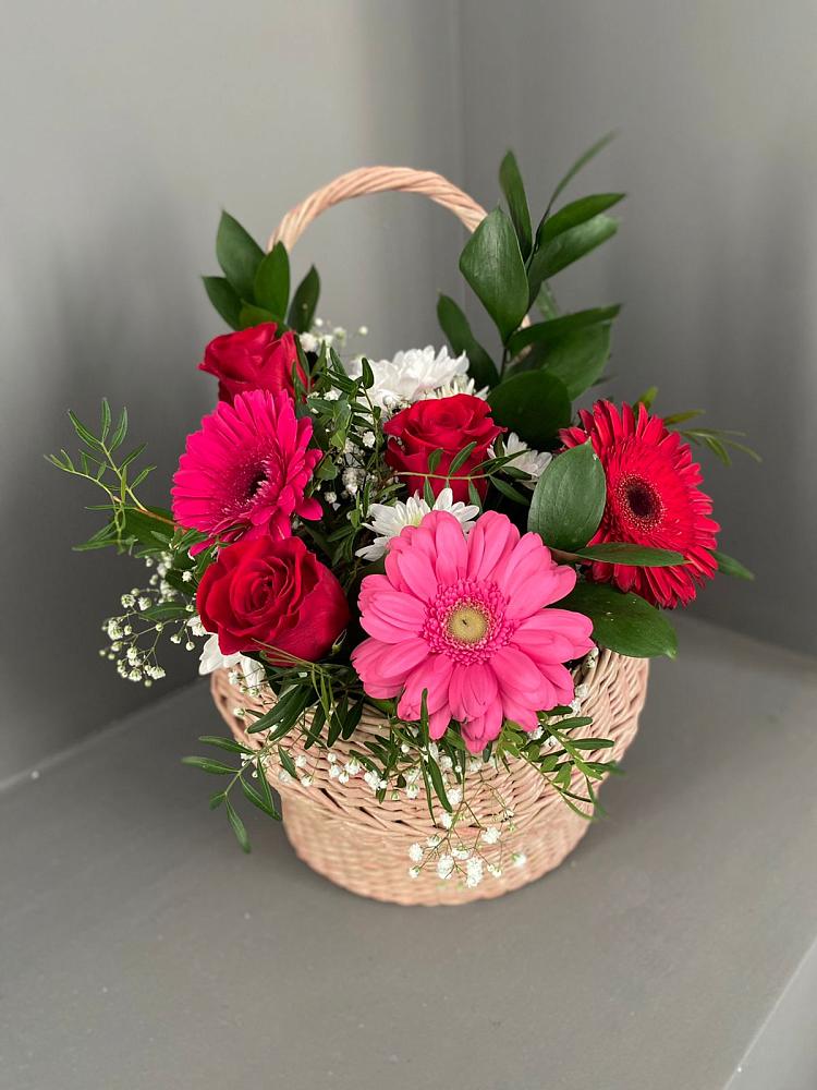 Цветочная композиция из Розы, Хризантемы и Герберы в корзине в Нижне-Чирской