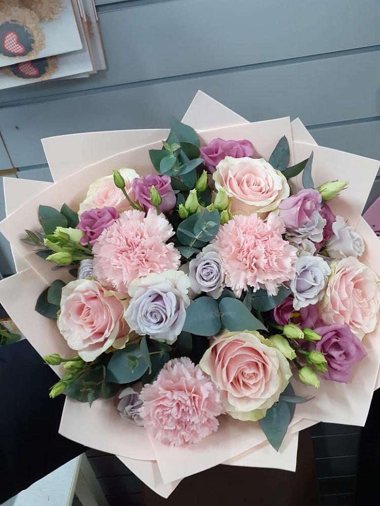 Букет цветов из: Розы, Гвоздики и Лизиантусы в Нижне-Чирской