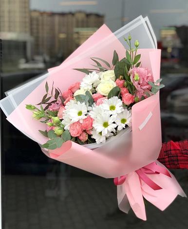 Букет цветов из: Розы, Лизиантусы и Хризантемы в Нижне-Чирской
