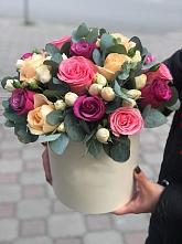 Цветочная композиция из Розы в шляпной коробке в Нижне-Чирской