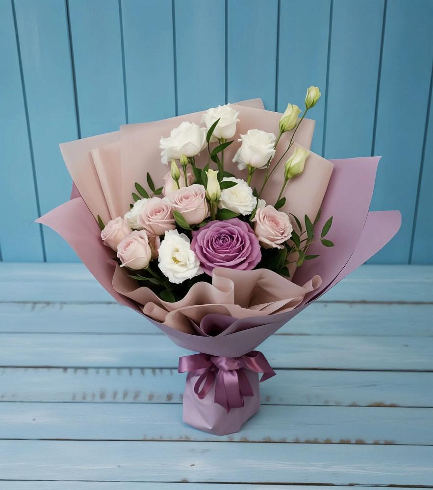 Букет цветов из: Розы и Лизиантусы в Нижне-Чирской